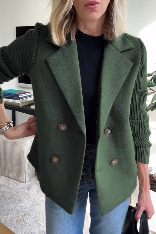 Veste blazer casual Danoir Paris pour femme, coupe élégante, en tissu léger, portée dans un look décontracté.