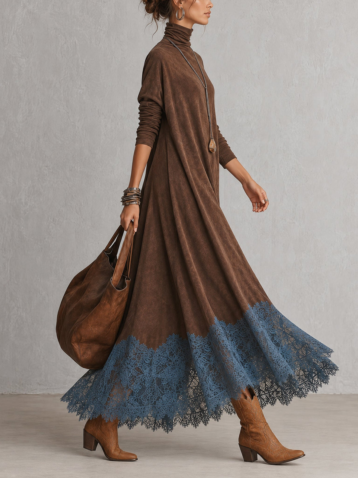 Robe longue en suédine marron à manches longues, style vintage, par Danoir Paris, tissu doux et élégant.