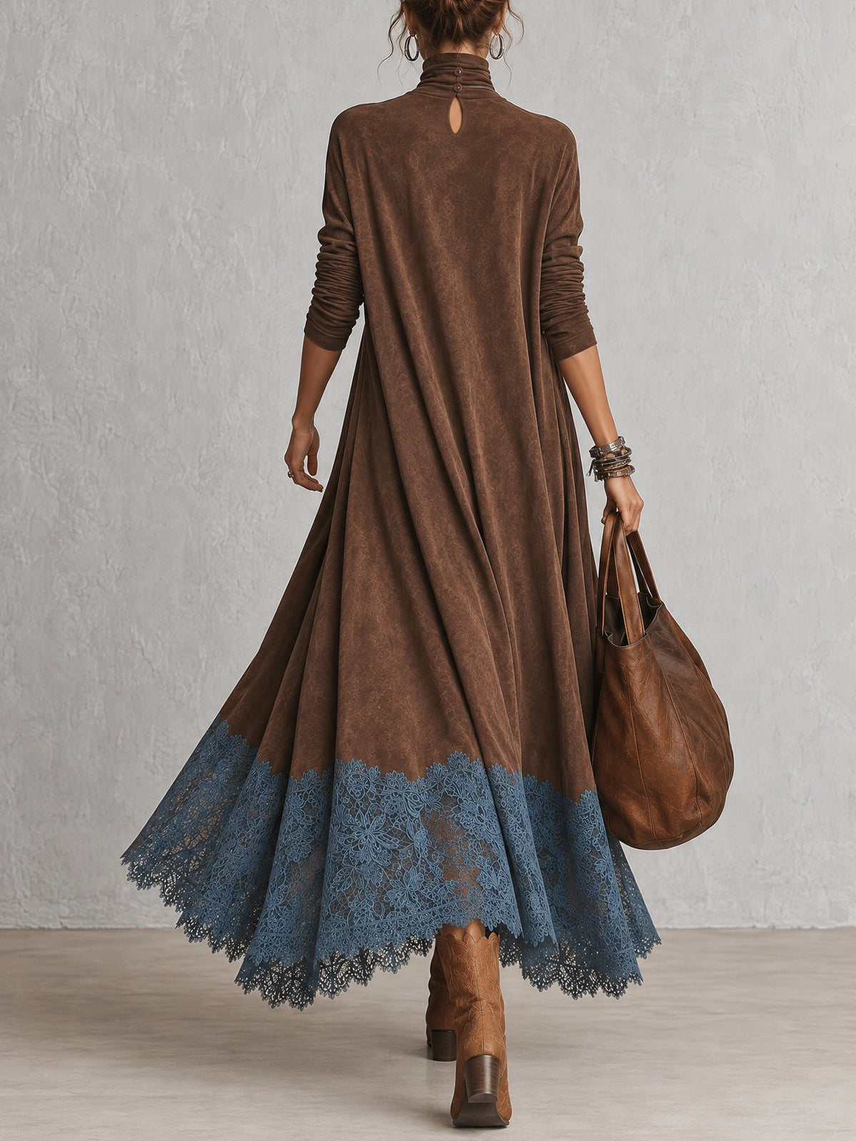 Robe maxi longue à manches longues en suédine marron vintage de Danoir Paris, portée, vue de face.