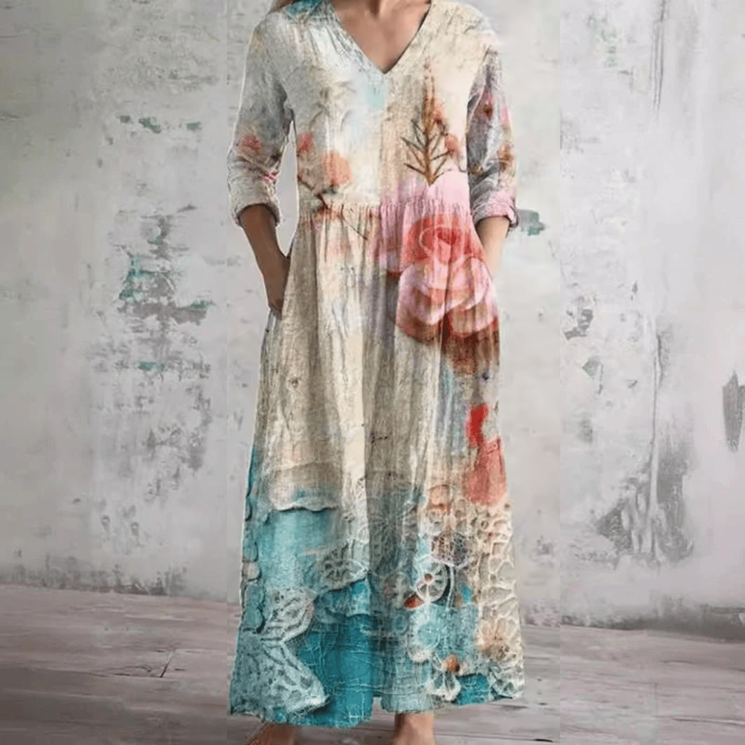 Robe d'été florale Patricia™ de Danoir Paris, vêtement léger avec motif floral coloré, portée par un mannequin.