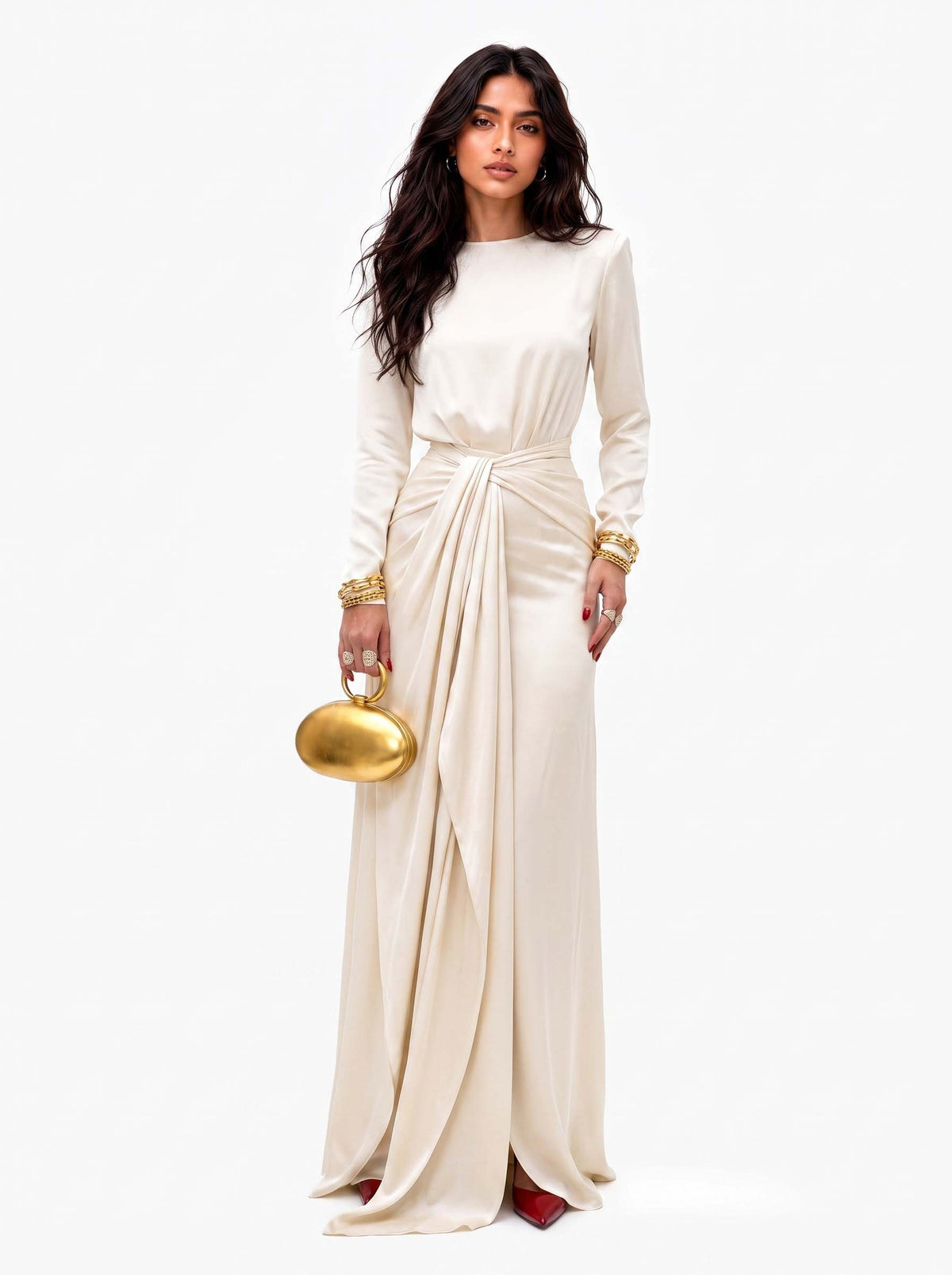 Robe longue en satin drapé Cassandra pour femme, élégante et fluide, de la marque Danoir Paris, portée avec style.