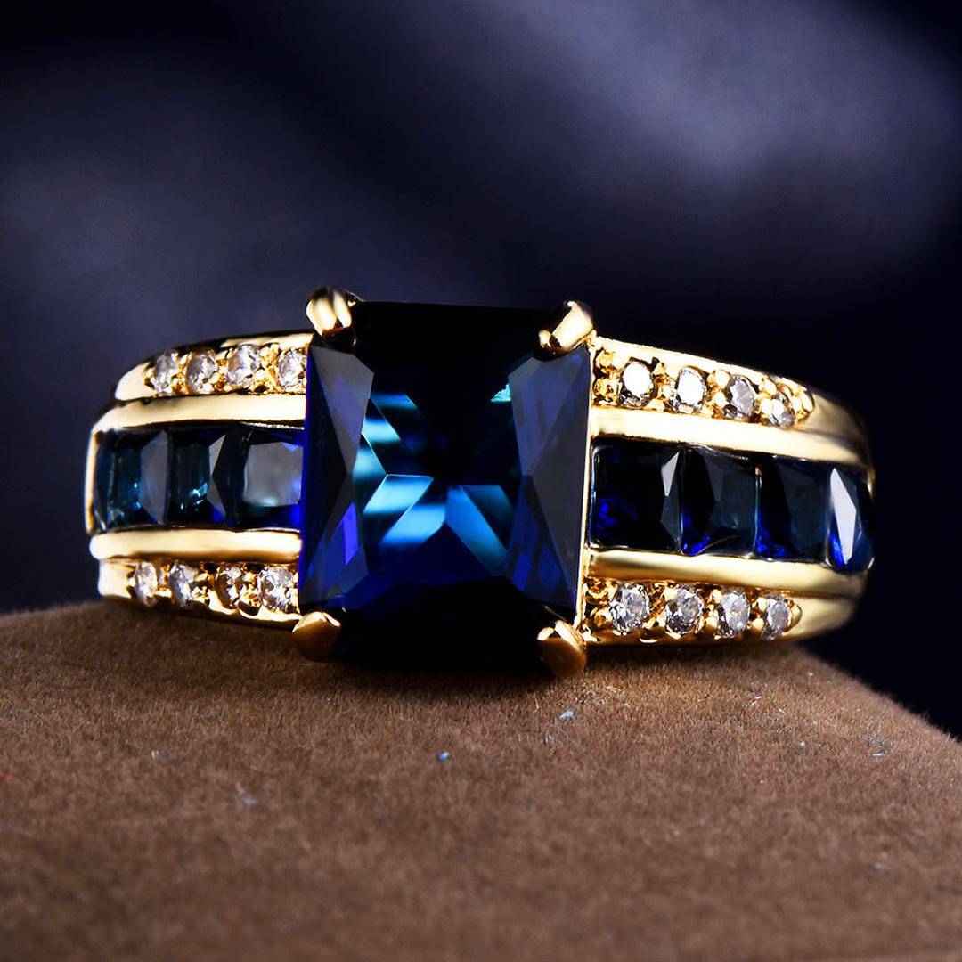 Bague en velours saphir Danoir Paris avec pétales élégantes, en gros plan sur une main féminine.
