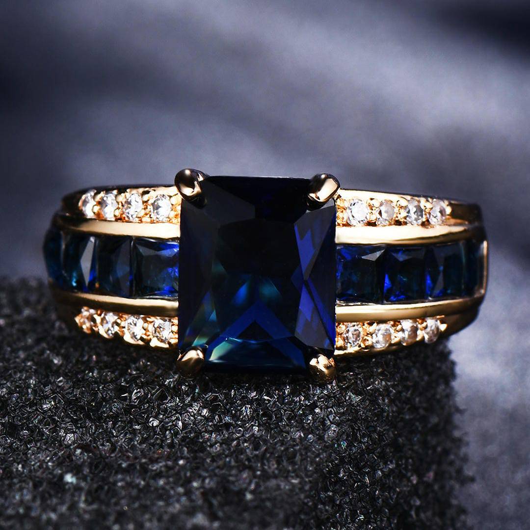 Bague en velours saphir et pétale de Danoir Paris, bijou élégant en or avec pierres précieuses bleues et design floral.