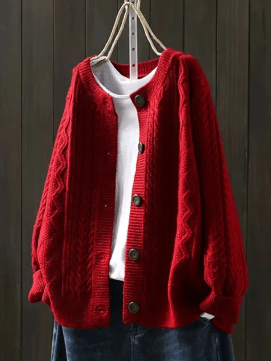 Cardigan tricoté Doris de Danoir Paris, élégant, en maille fine, porté ouvert avec manches longues et finition soignée.
