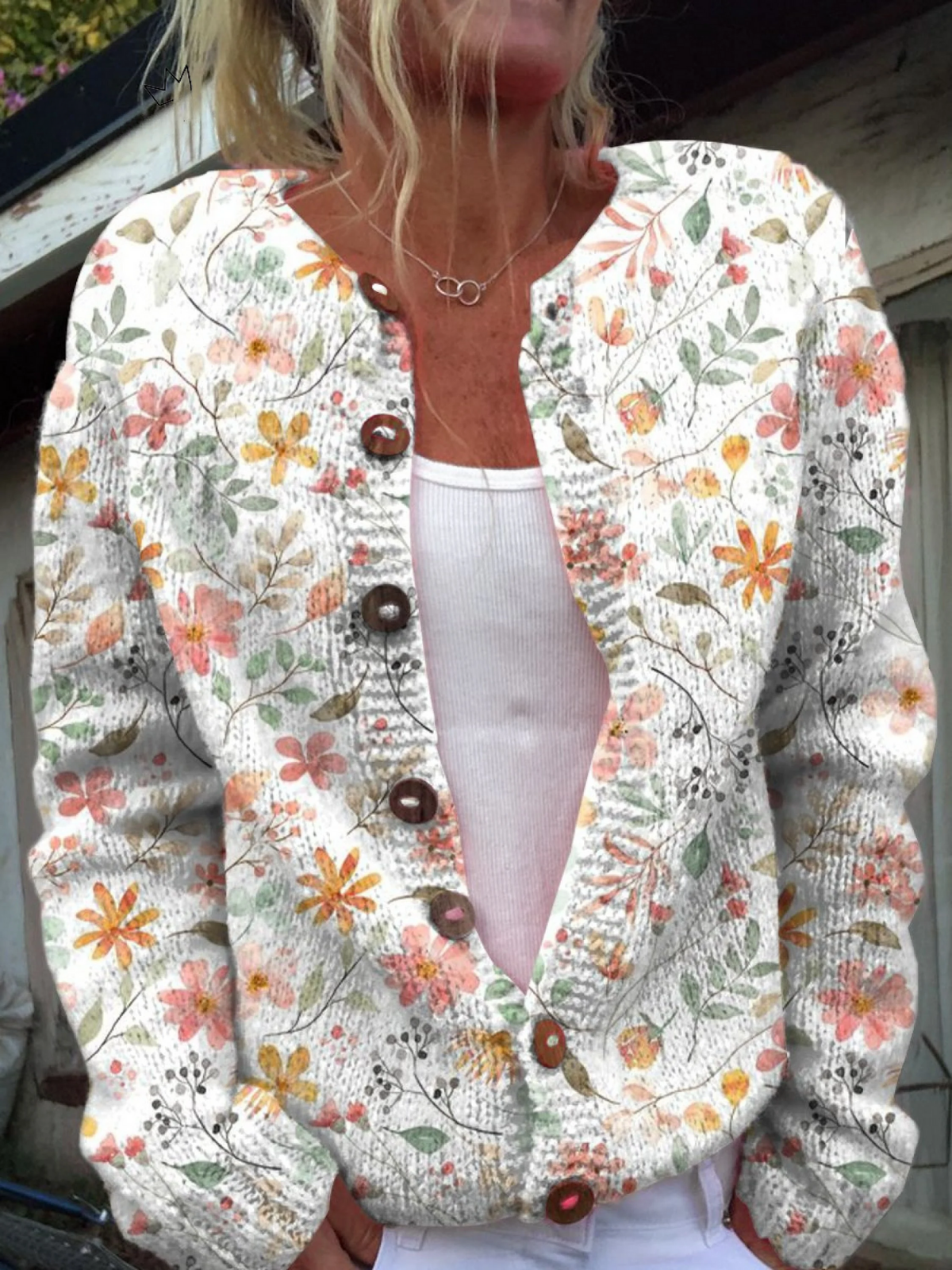 Pull gris vintage à motifs floraux Greta™ de Danoir Paris, cardigan en maille à manches longues et col rond.
