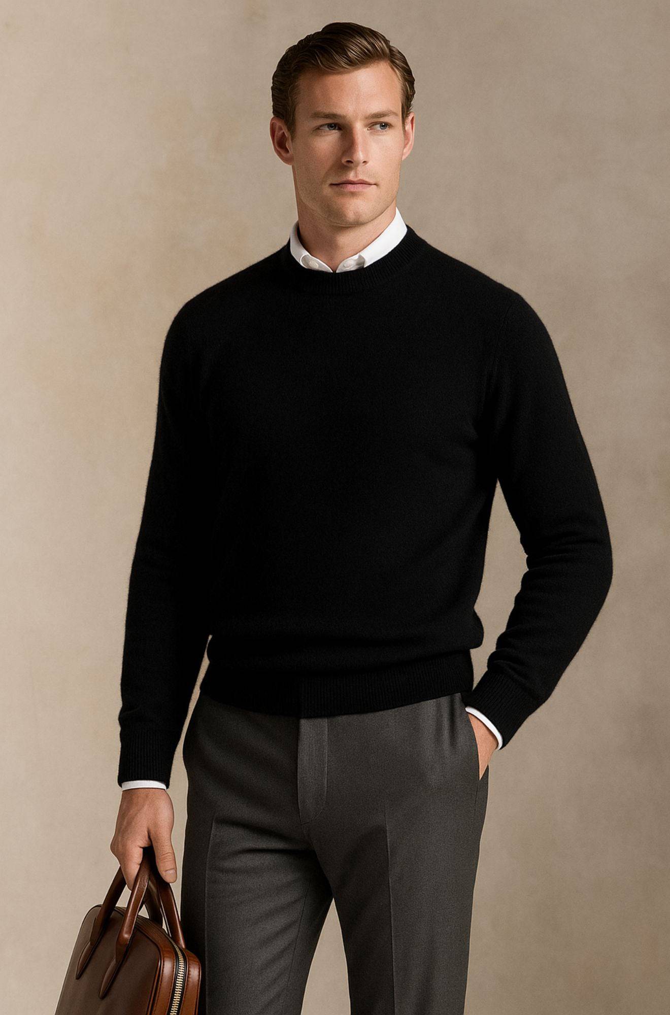 Pull col rond élégant Giles de Danoir Paris, tissu confortable et finition soignée, porté en style décontracté et chic.