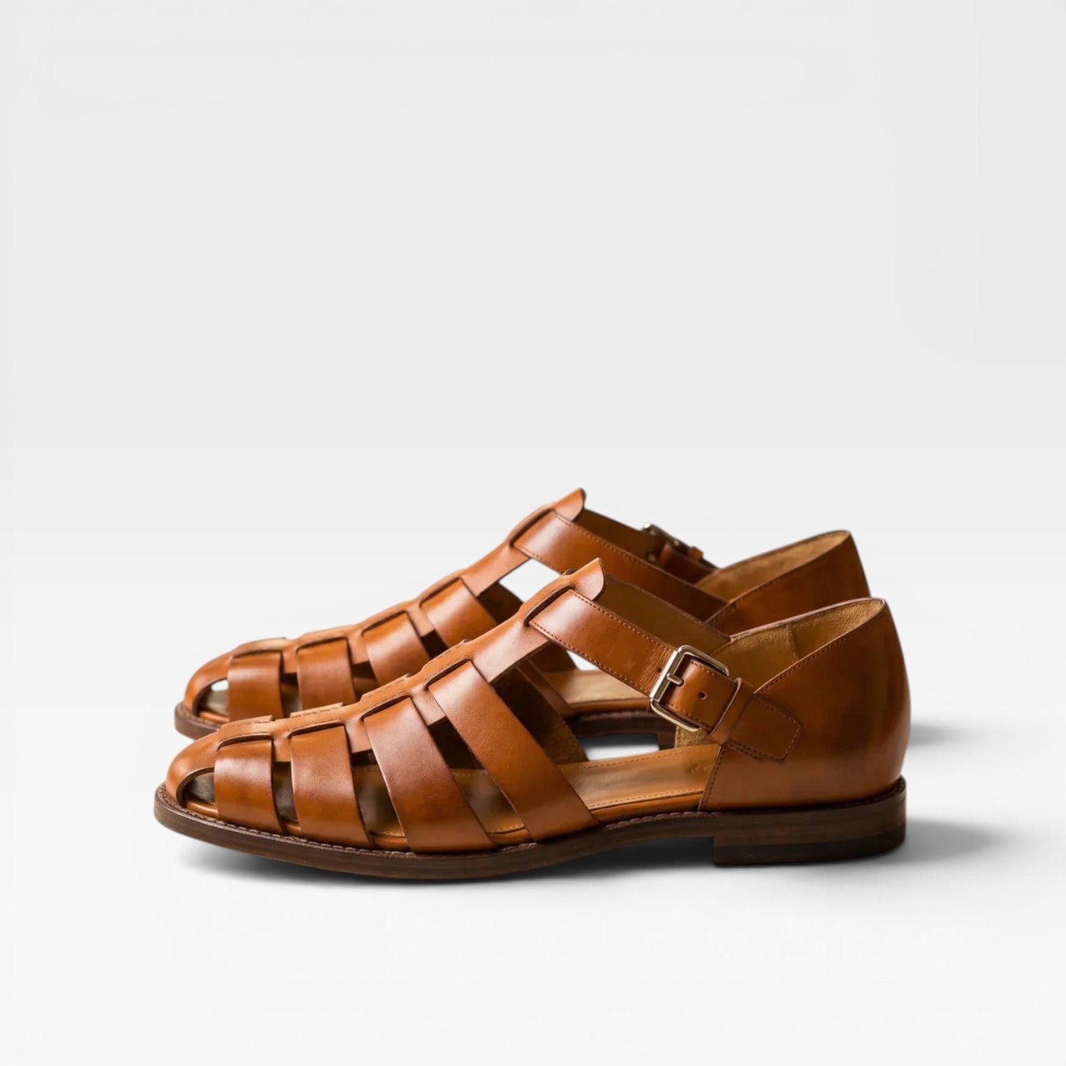 Sandales fisherman en cuir pour hommes Danoir Paris, style estival classique à bout fermé, avec semelle en cuir et design élégant.