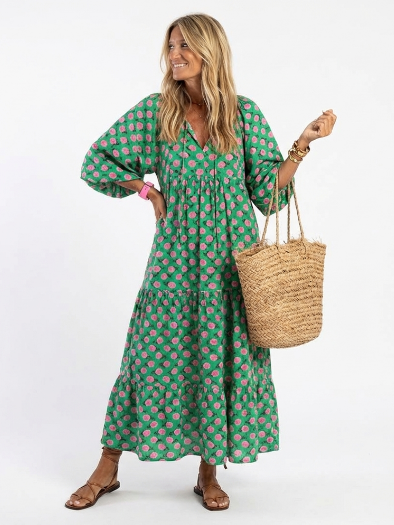 Robe midi à motifs floraux Danoir Paris avec décolleté en V, tissu léger et élégant, portée sur mannequin.