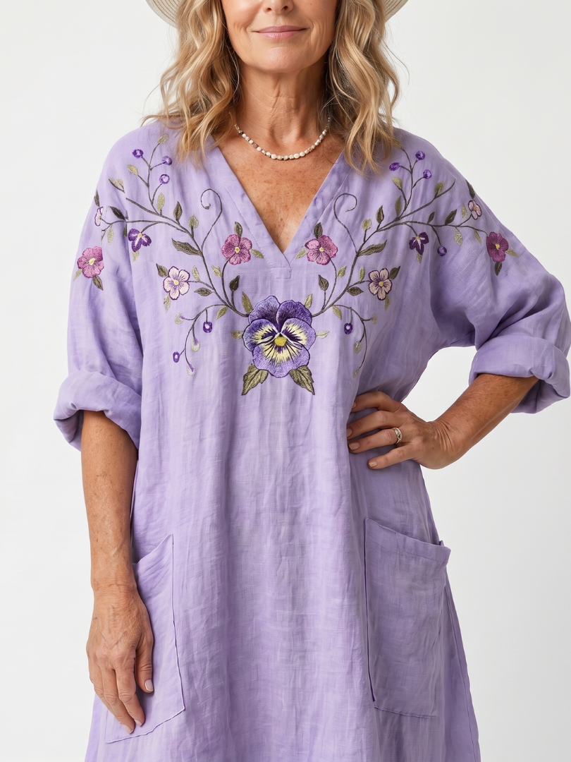 Robe midi oversize Danoir Paris Tavi avec poches et broderie florale, vue de face sur fond neutre.