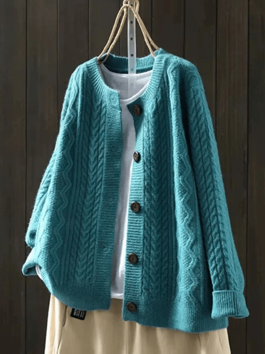 Cardigan tricoté Doris de Danoir Paris, élégant, en maille douce, porté sur un mannequin avec col en V.