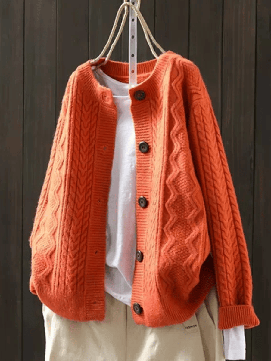 Cardigan en tricot Doris de Danoir Paris, élégant et confortable, couleur neutre, porté sur un mannequin.