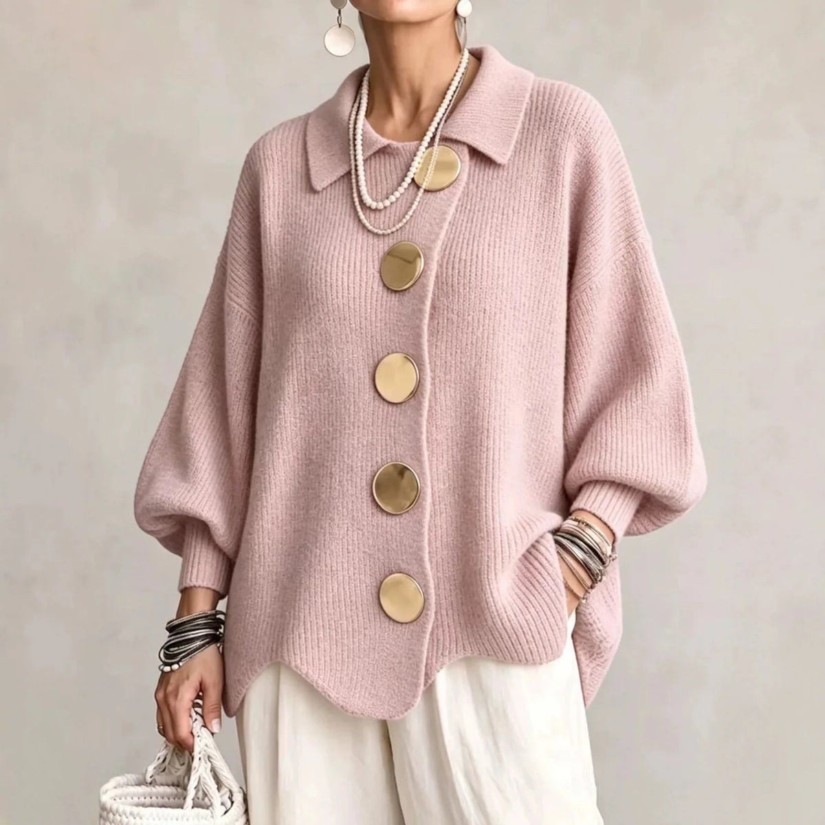 Cardigan oversize à boutons Danoir Paris, Karina, avec col large et confort élégant, porté sur un modèle.