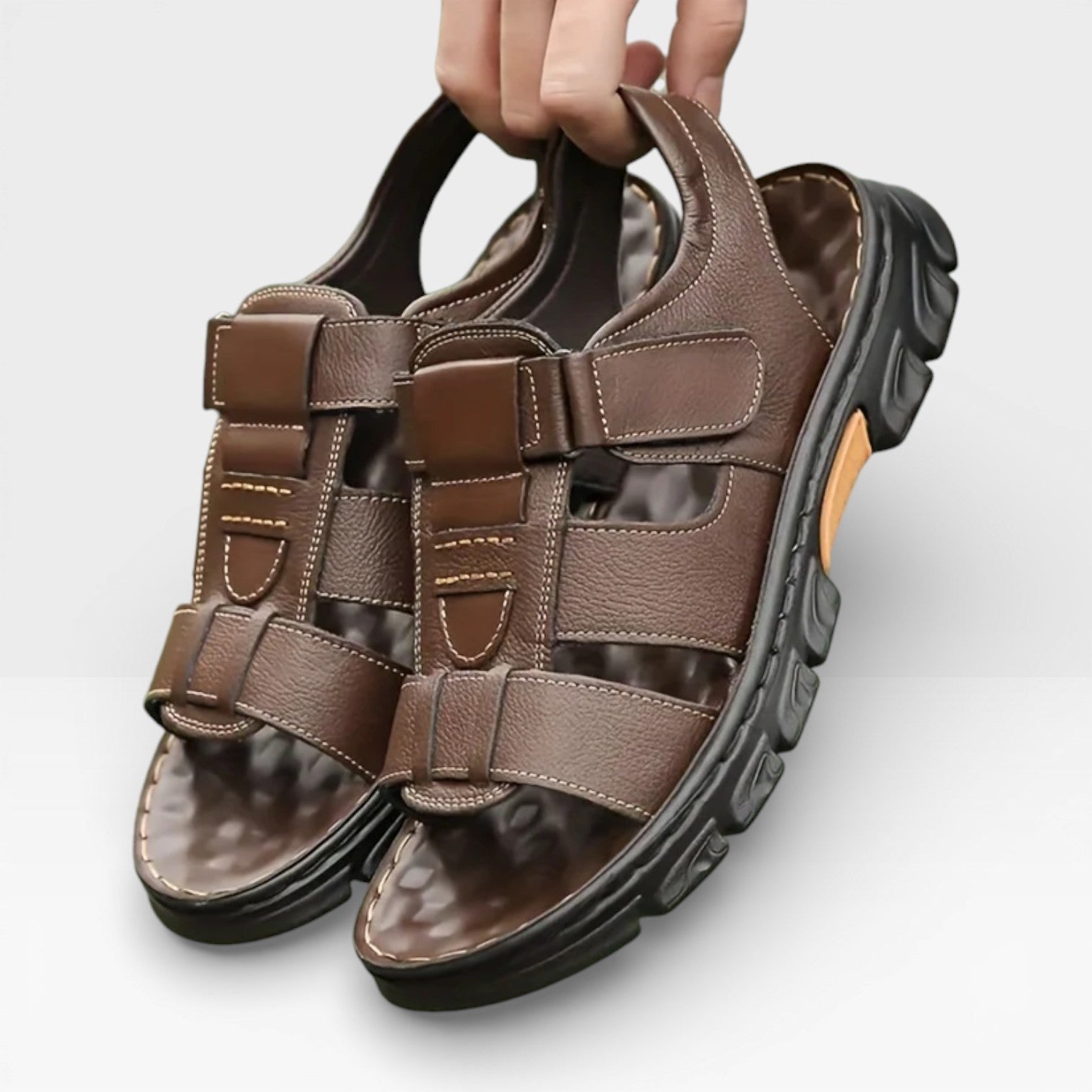 Sandales en cuir pour hommes Danoir Paris, avec semelle souple, idéales pour l'été, visibles avec brides et finition élégante.