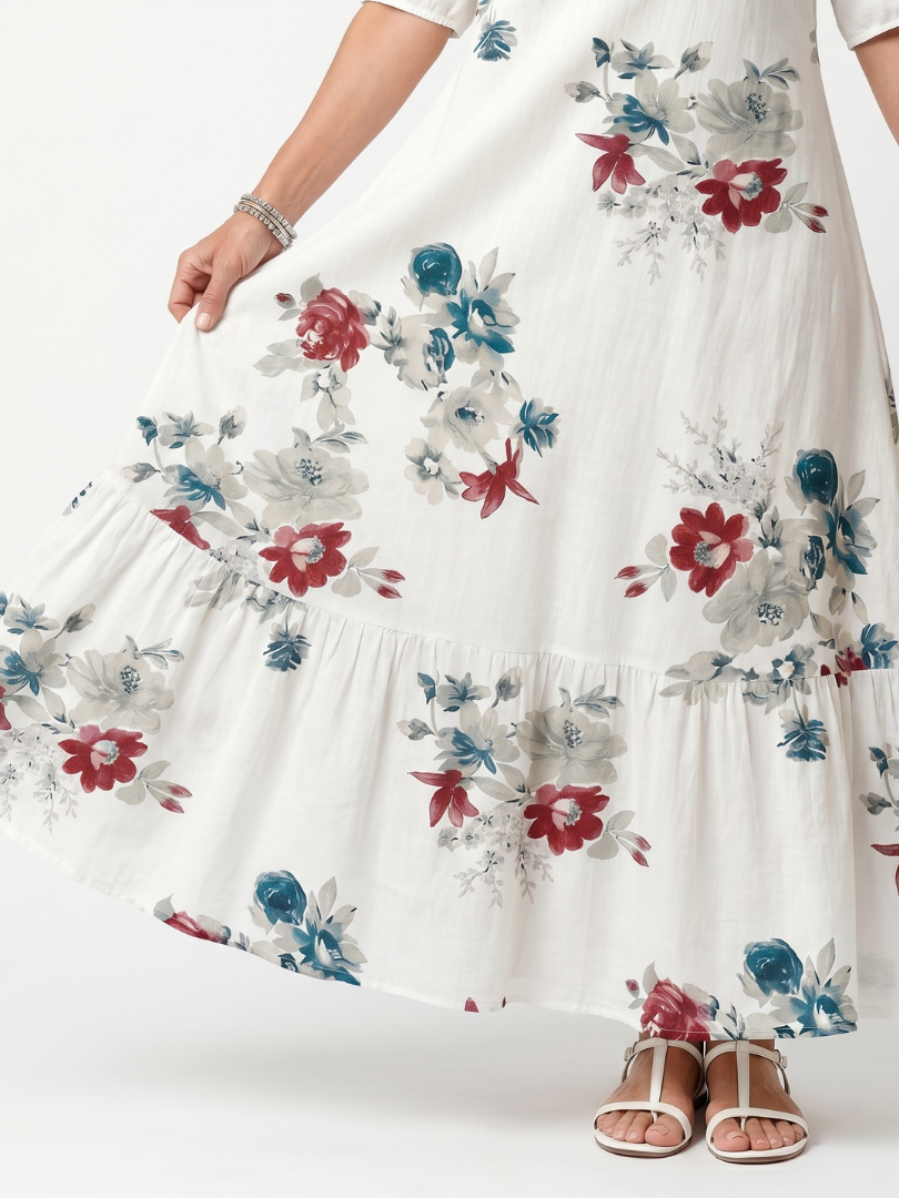 Robe midi à fleurs dispersées avec franges de la marque Danoir Paris, portée, vue de face, tissu léger et élégant.
