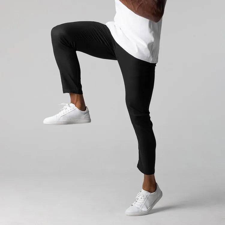 Paire de chinos élastiques Danoir Paris en tissu premium, couleur neutre, montrant la coupe ajustée et la texture du vêtement.
