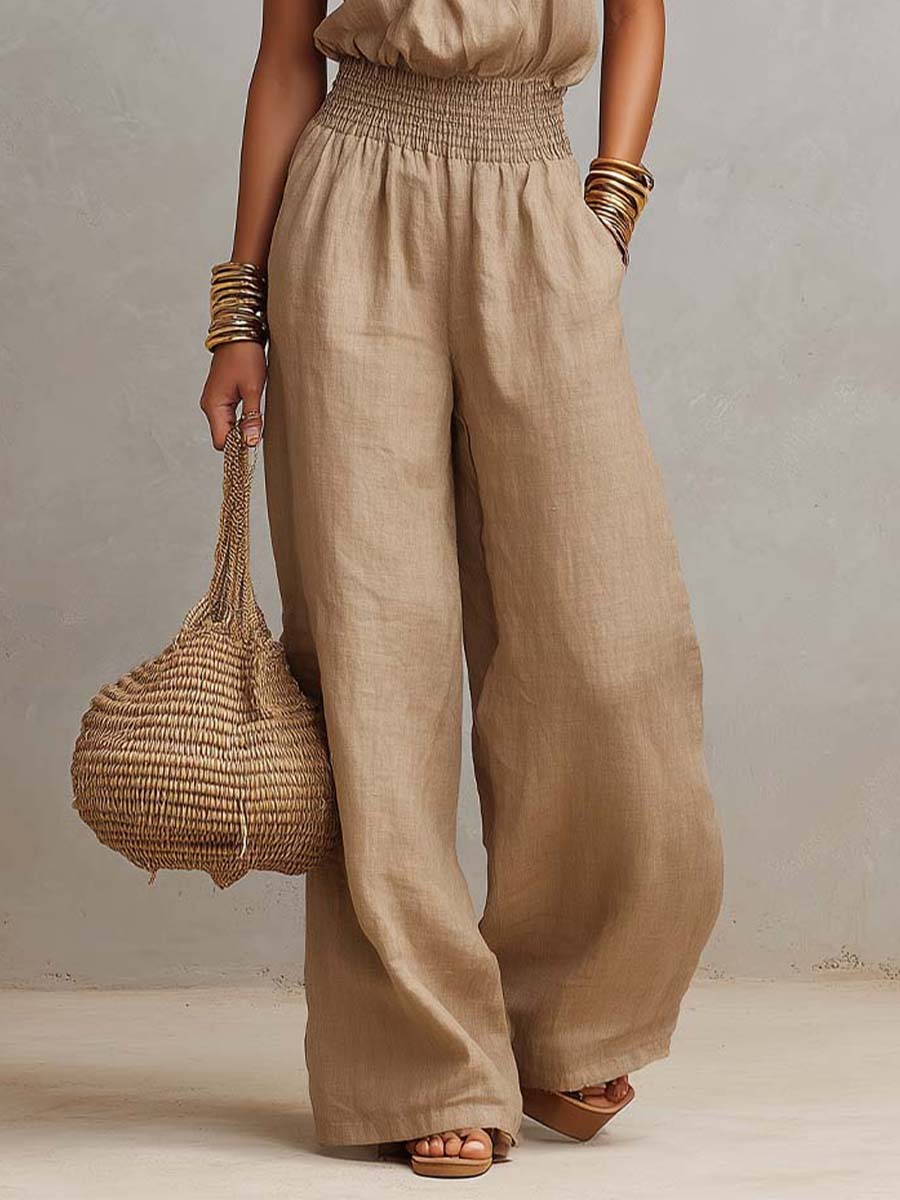 Combinaison pantalon large à col halter Danoir Paris Valeria, coupe fluide et élégante, portée en extérieur.