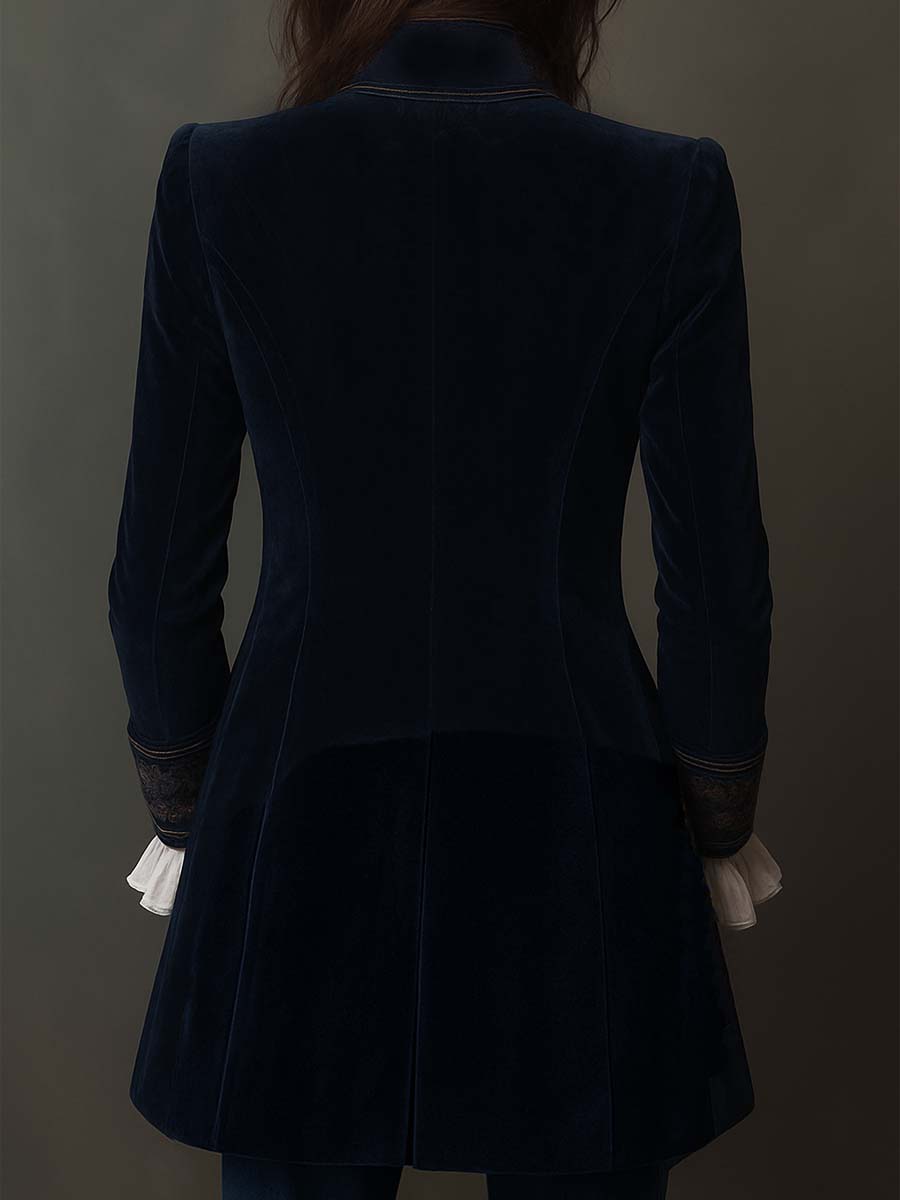 Blazer long brodé Athénaïs Danoir Paris en tissu bleu marine, style vintage avec détails de broderie élégante.