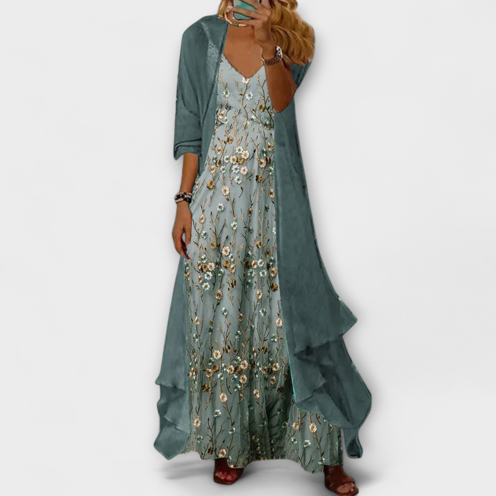 Robe longue maxi Bryleigh de Danoir Paris en tissu léger, avec un design élégant et fluide, portée sur un fond neutre.