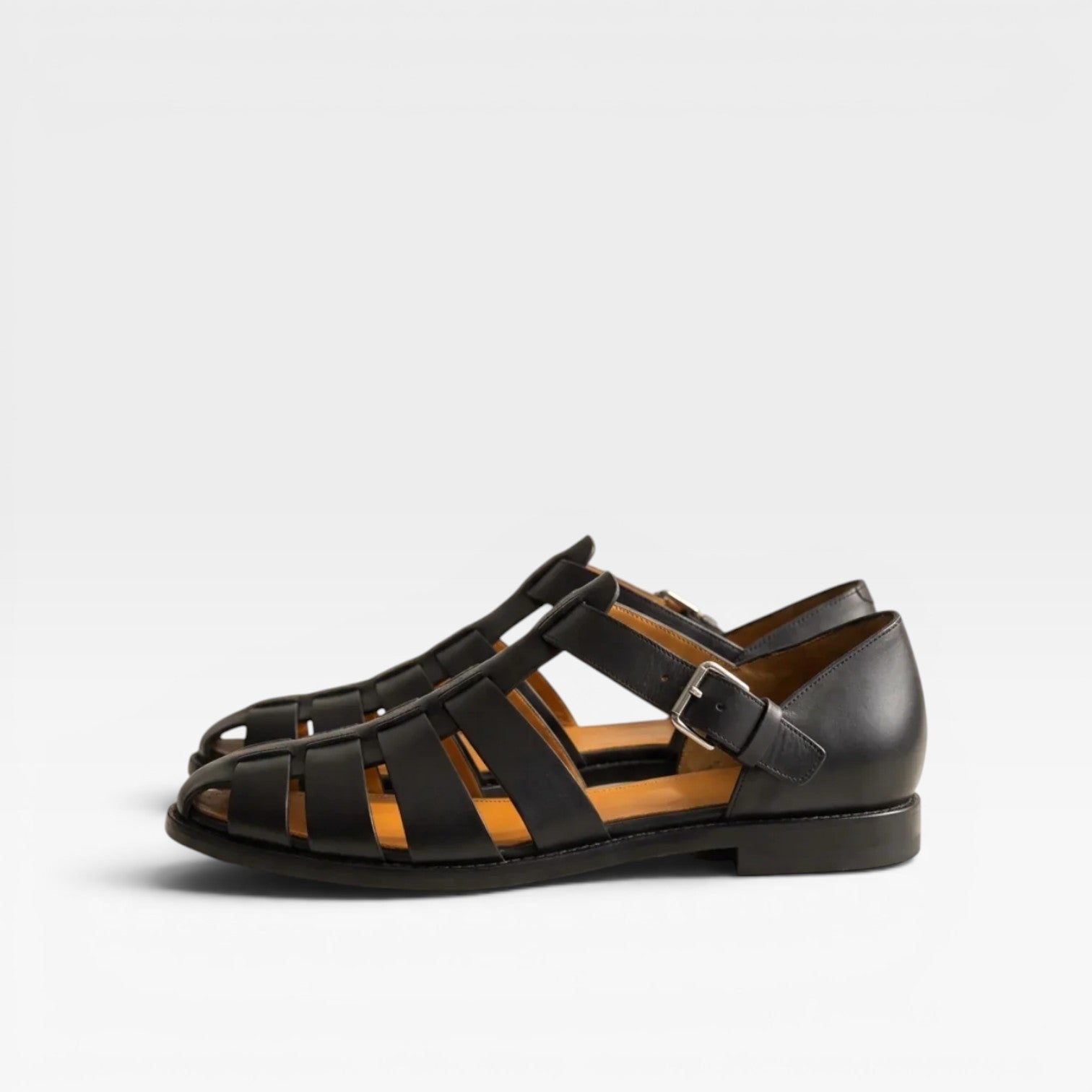 Sandales fisherman en cuir pour hommes de Danoir Paris, style estival classique à bout fermé, chaussure confortable et élégante.