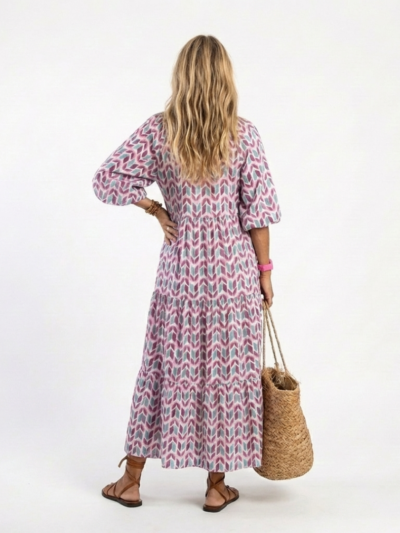 Robe midi à manches longues Danoir Paris Mireya avec motif géométrique, tissu fluide et design élégant visible sur l'image.