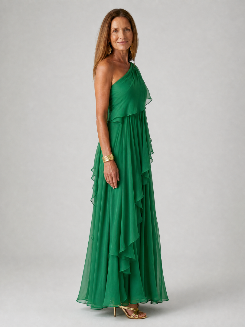 Robe maxi verte Danoir Paris avec épaule unique et volants en cascade, vue de face en 3/4.
