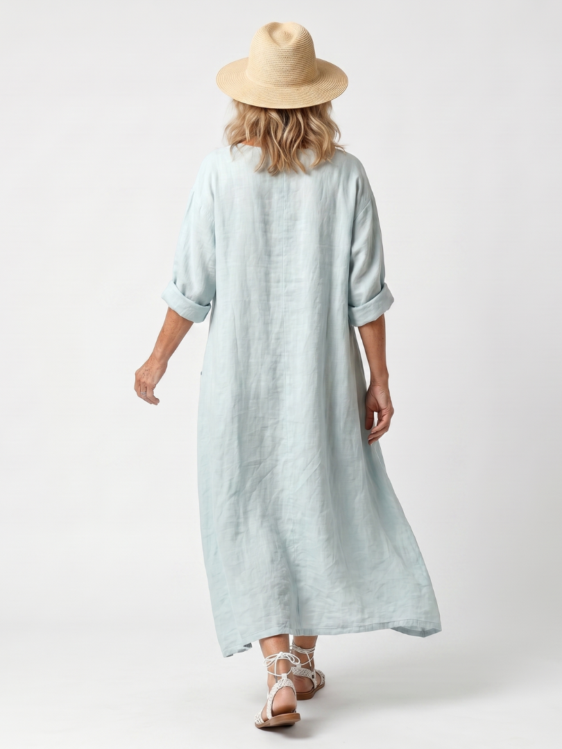 Robe midi brodée Danoir Paris avec poches surdimensionnées et panneau décoratif, vue de face.