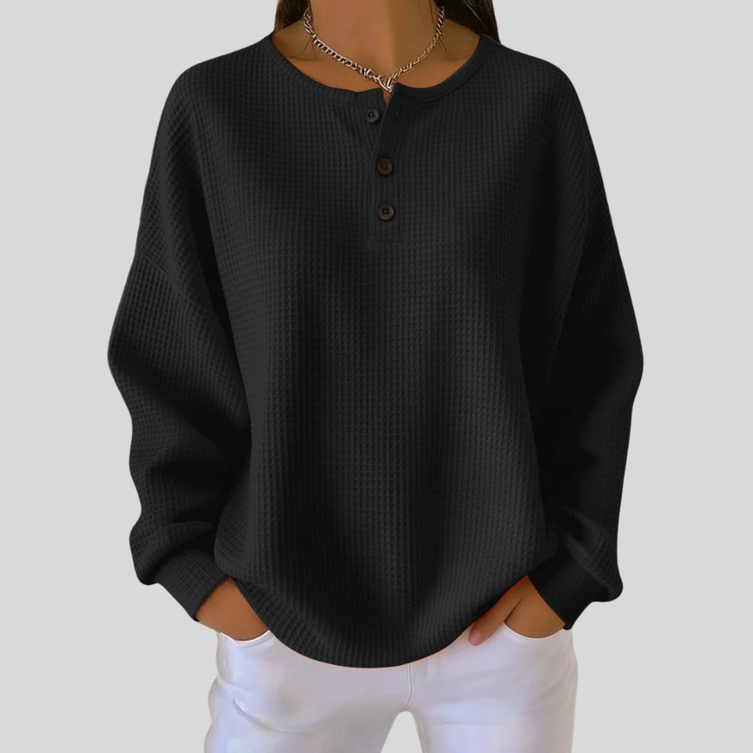 Haut Henley en tricot waffle détendu de Danoir Paris, couleur neutre, détail avec boutons et texture chaleureuse.