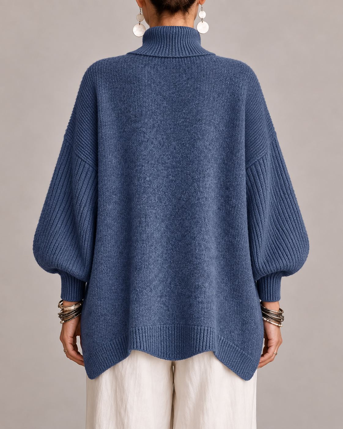 Pull élégant à col roulé Kathleen de Danoir Paris, en tissu doux, couleur neutre, porté sur mannequin.