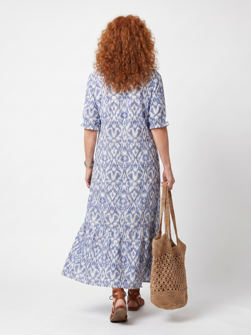 Robe midi imprimée Danoir Paris Ottoline avec nœud frangé, tissu léger et design élégant, portée sur un mannequin.
