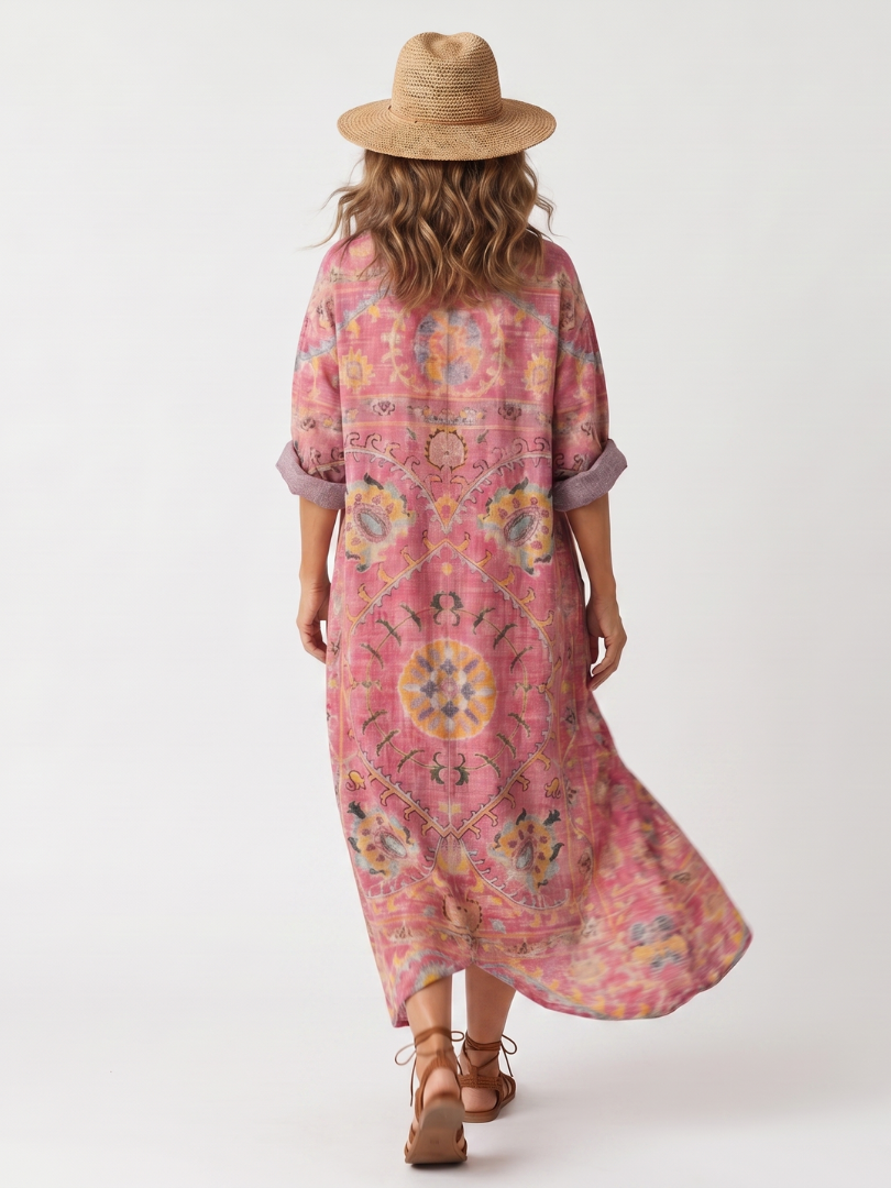 Robe midi décontractée Tilda avec motif abstrait, fabriquée par Danoir Paris, portée sur mannequin dans un décor neutre.