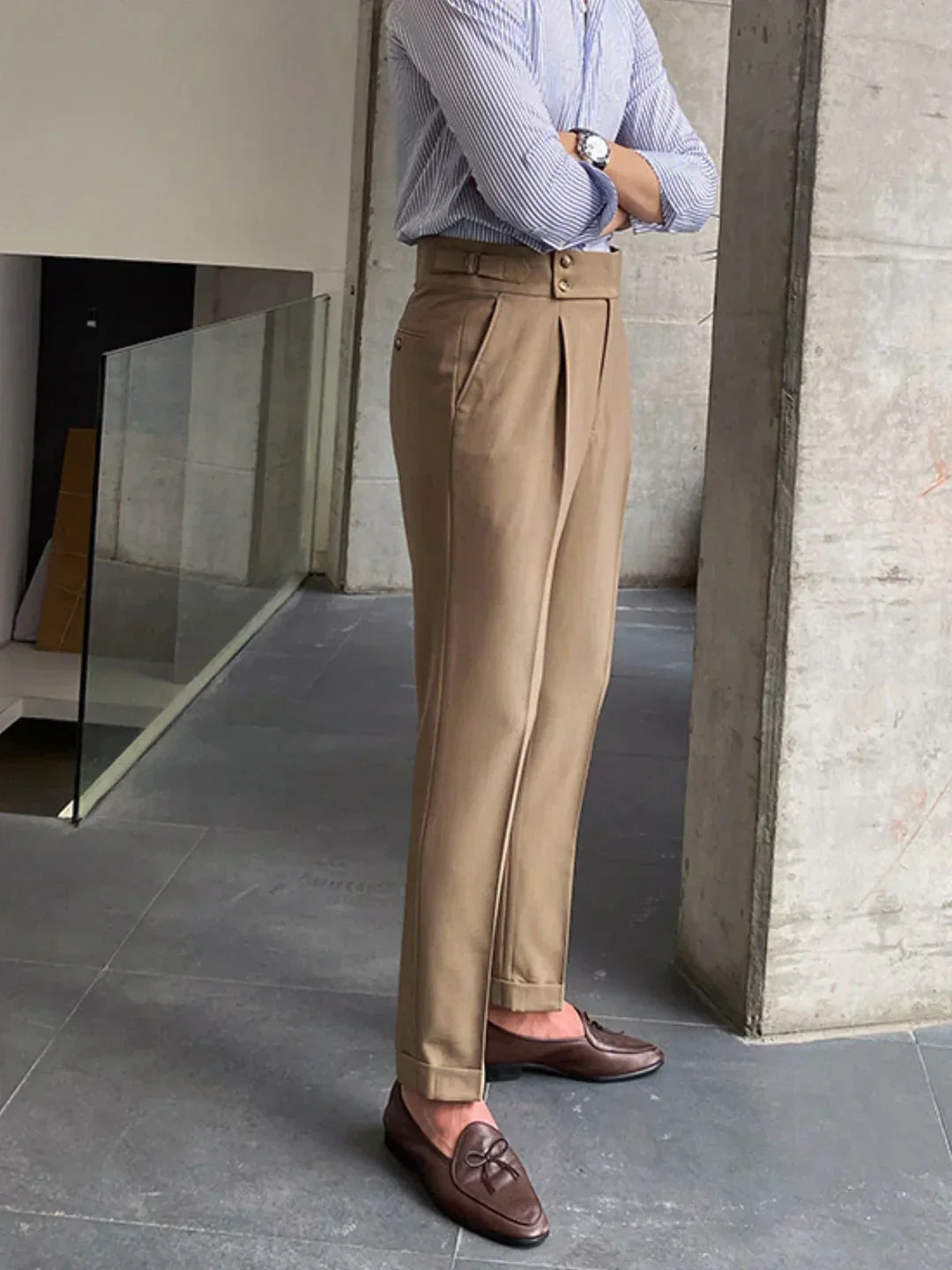Pantalons vintage sartoriaux Moritz de Danoir Paris, style classique en tissu élégant, vue en gros plan sur le pantalon beige.
