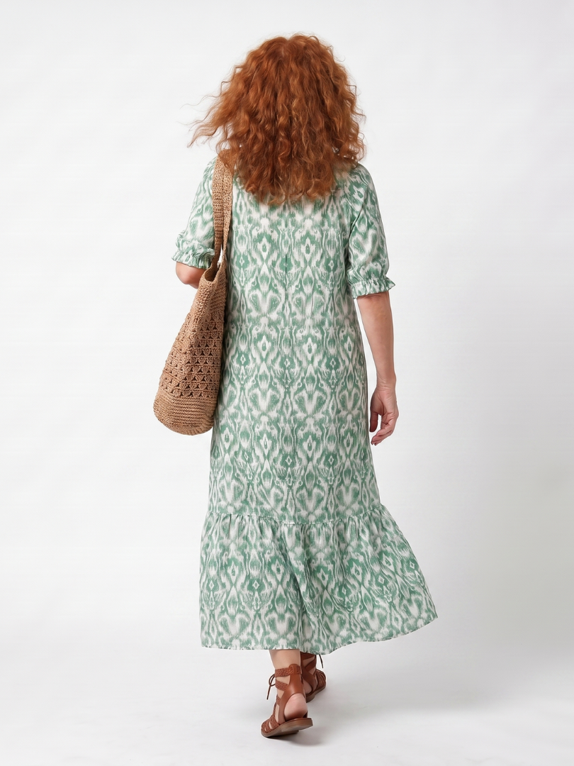 Robe midi Danoir Paris Ilara à col V avec détails frangés, tissu fluide et élégant, portée en soirée ou pour une occasion spéciale