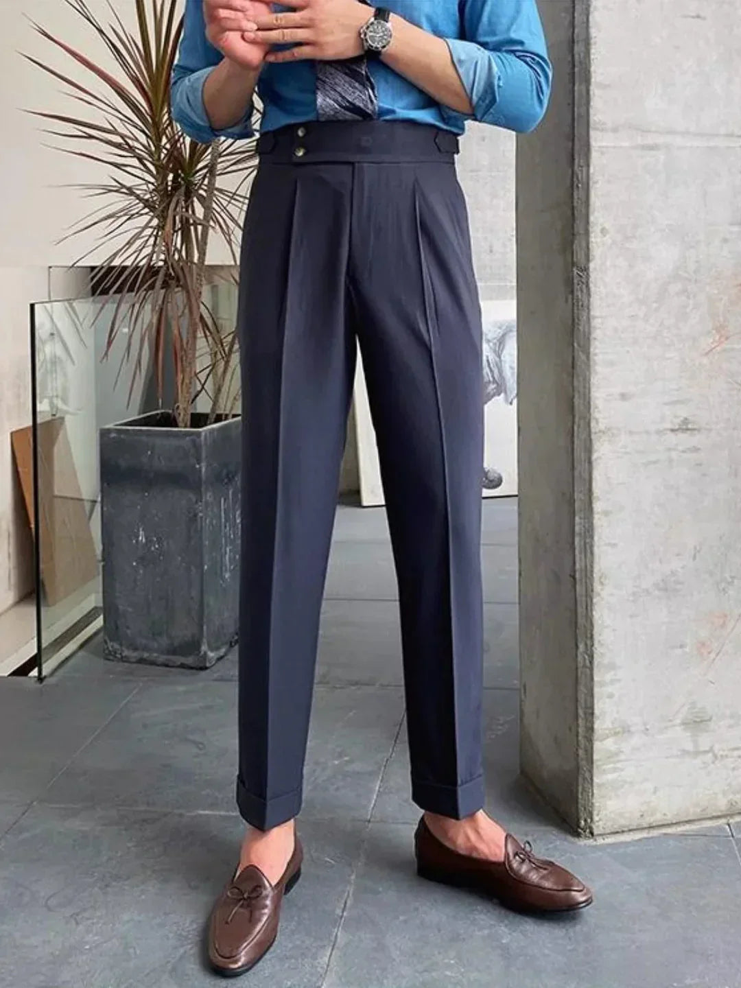 Pantalons vintage sartoriaux Moritz de Danoir Paris, coupe classique avec détails soignés, tissu en laine beige.