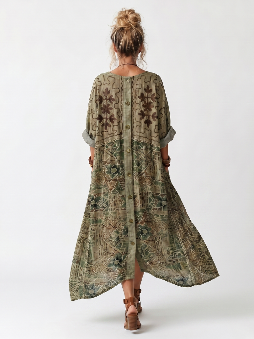 Robe midi oversize Danoir Paris avec poches brodées et fermeture à boutons, vue de face.