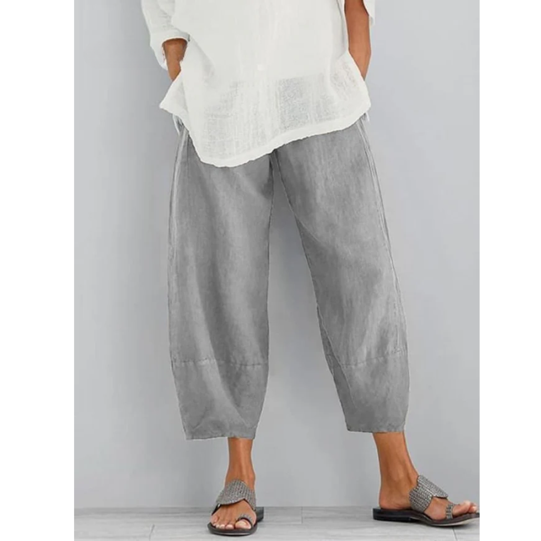 Pantalon en lin élégant et confortable Elena™ de Danoir Paris, visible avec coupe fluide et tissu léger beige.