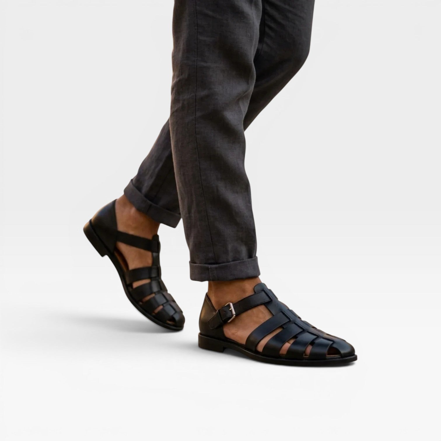 Sandales fisherman en cuir pour hommes Danoir Paris, style estival classique avec bout fermé, semelle en cuir et design élégant.