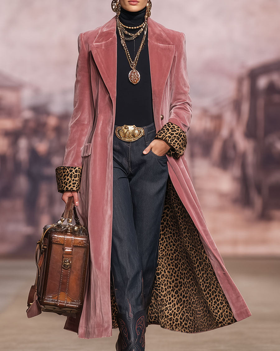Manteau long élégant sur mesure de la marque Danoir Paris, vue en gros plan, tissu noir sophistiqué et finition soignée