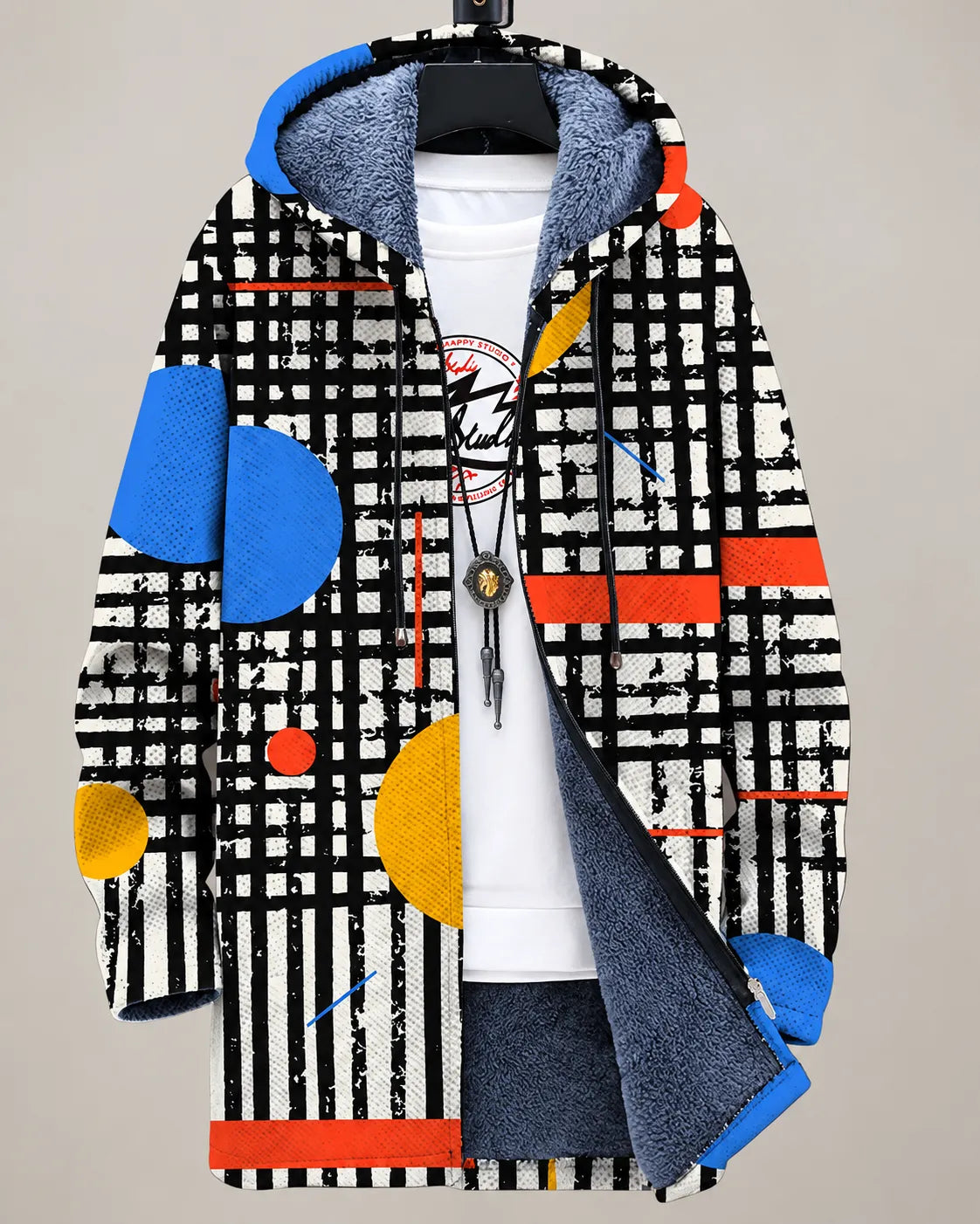 Veste à capuche Danoir Paris Elara avec motif vue sur les montagnes, tissu doux et confortable, portée en extérieur.