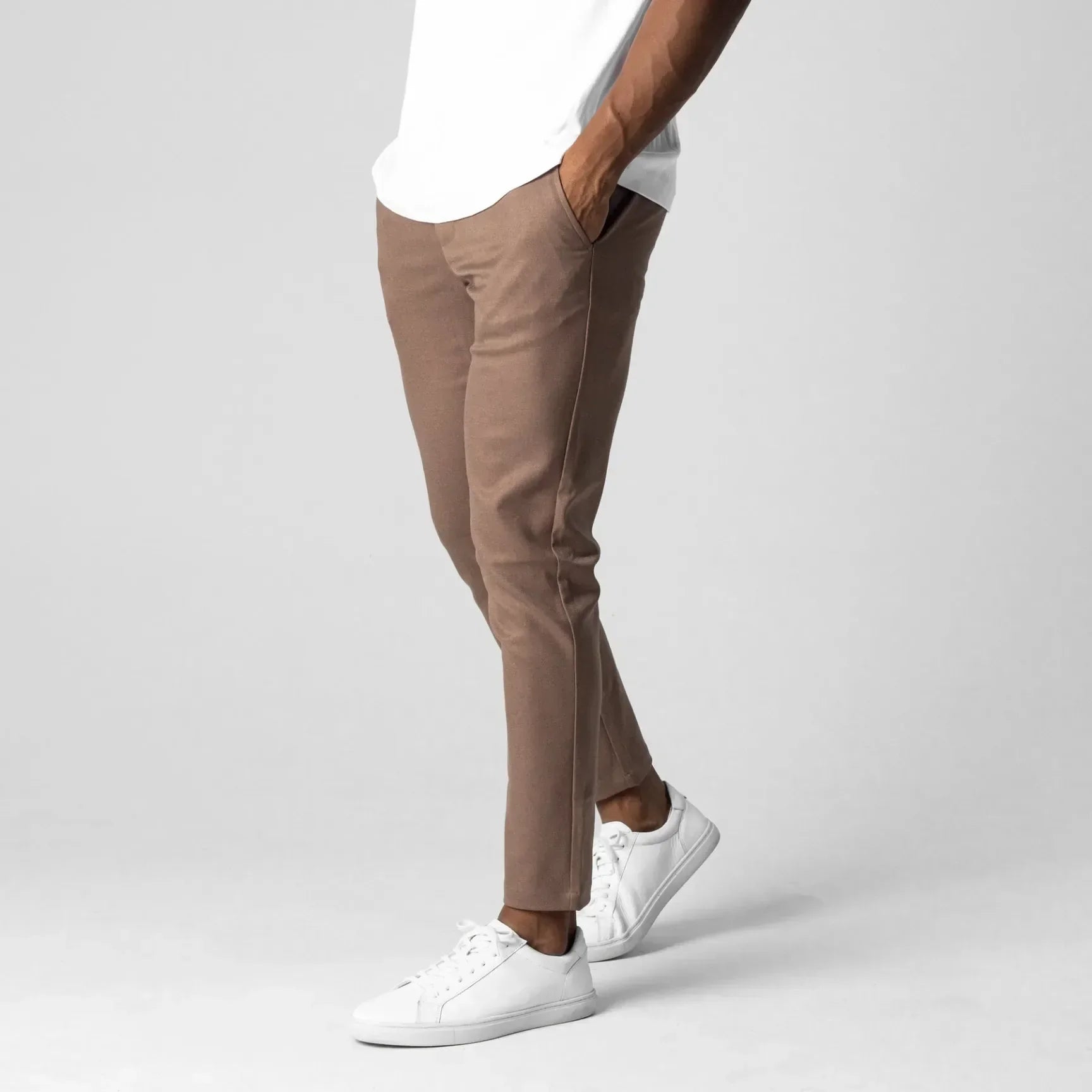 Pantalon chino élastiqué Danoir Paris, coupe slim, en tissu premium beige, adapté pour un style élégant et confortable.
