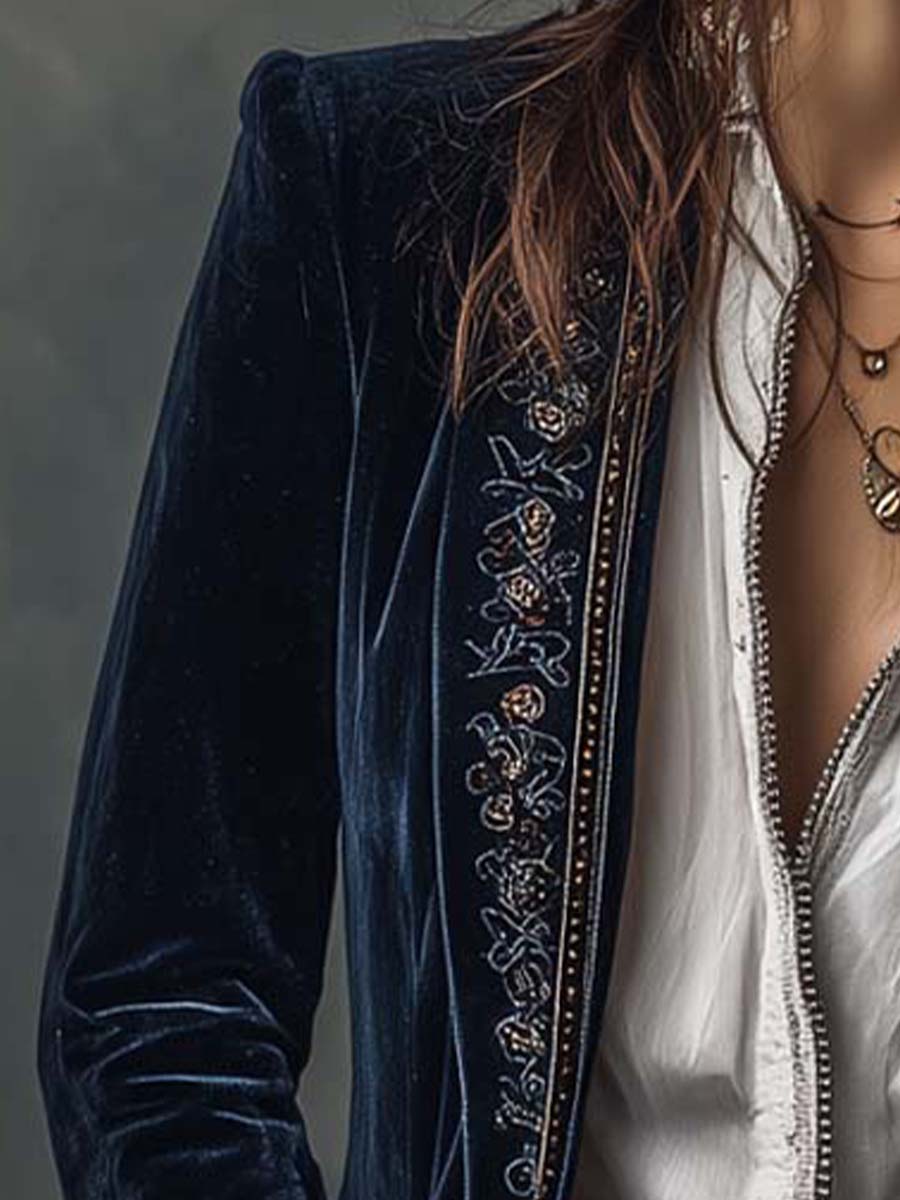Veste blazer longue brodée vintage Athénaïs Danoir Paris en bleu marine, détail de broderie élégante visible sur l'image.
