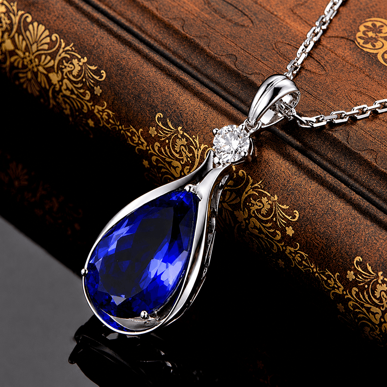 Collier pendentif infini en saphir de Danoir Paris, chaîne en or 585, élégant bijou en pierre précieuse bleue.