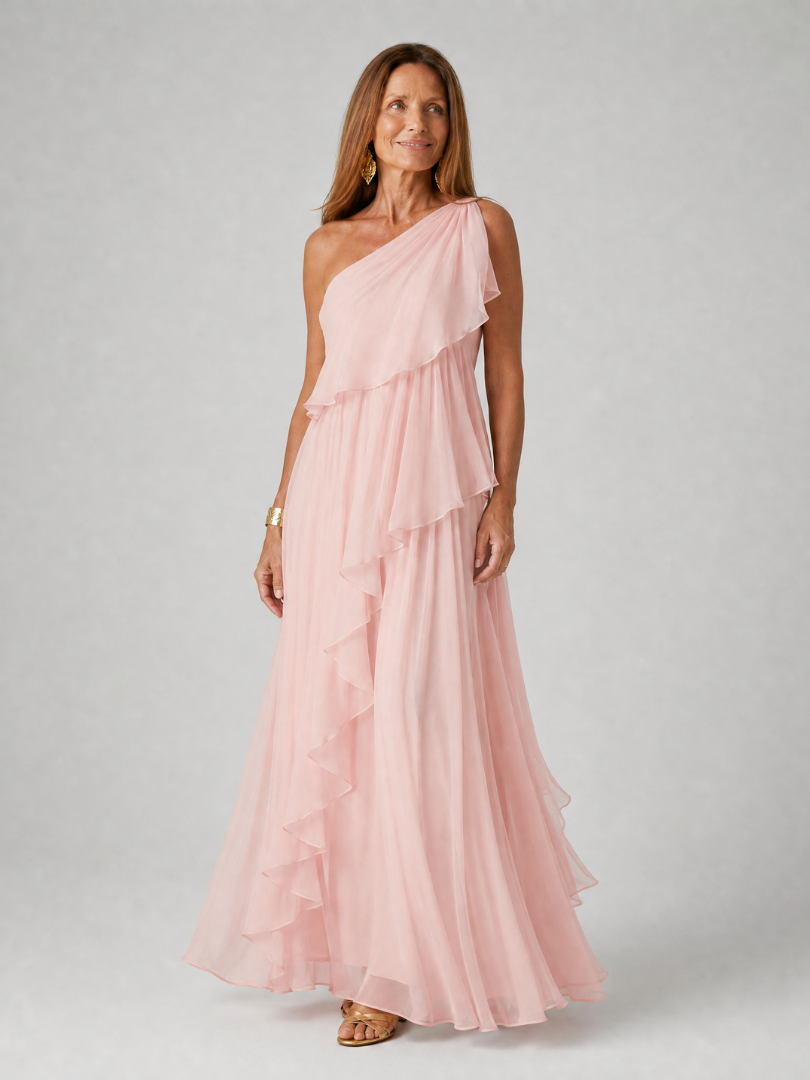 Robe maxi verte Danoir Paris à épaule unique avec volants en cascade, tissu fluide et élégance sophistiquée.