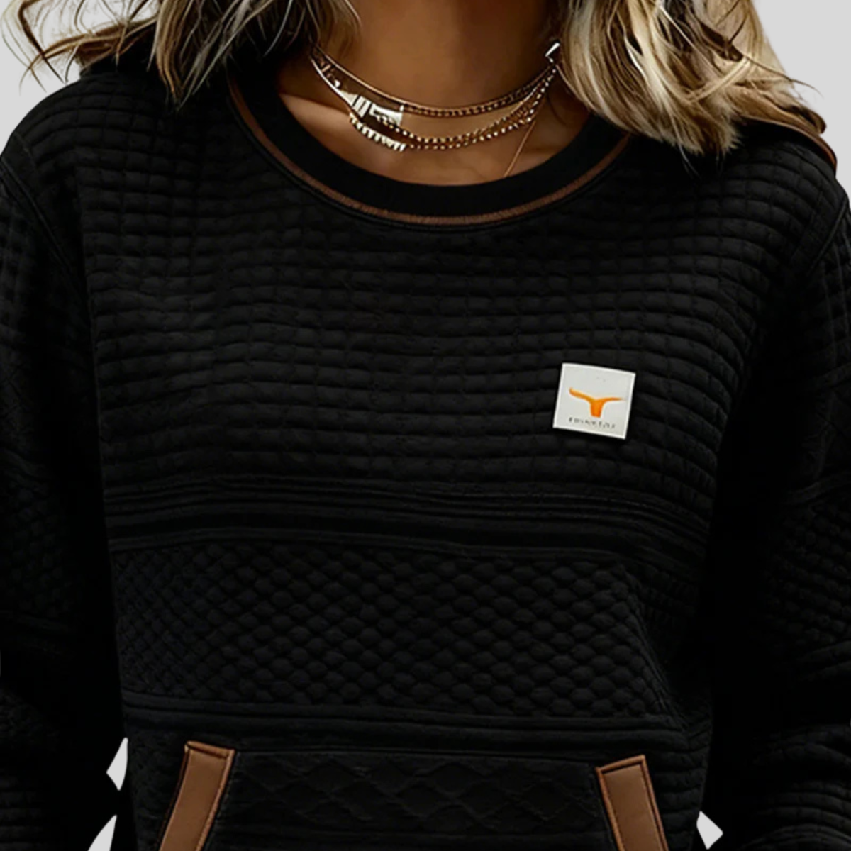 Sweat-shirt Danoir Paris Etta en tissu texturé avec blocs de couleur, manches longues et col rond, vue de face.