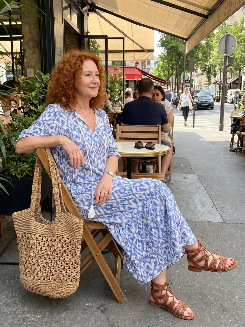 Robe midi imprimée Danoir Paris Ottoline avec nœud frangé, tissu léger et élégant, portée sur mannequin.