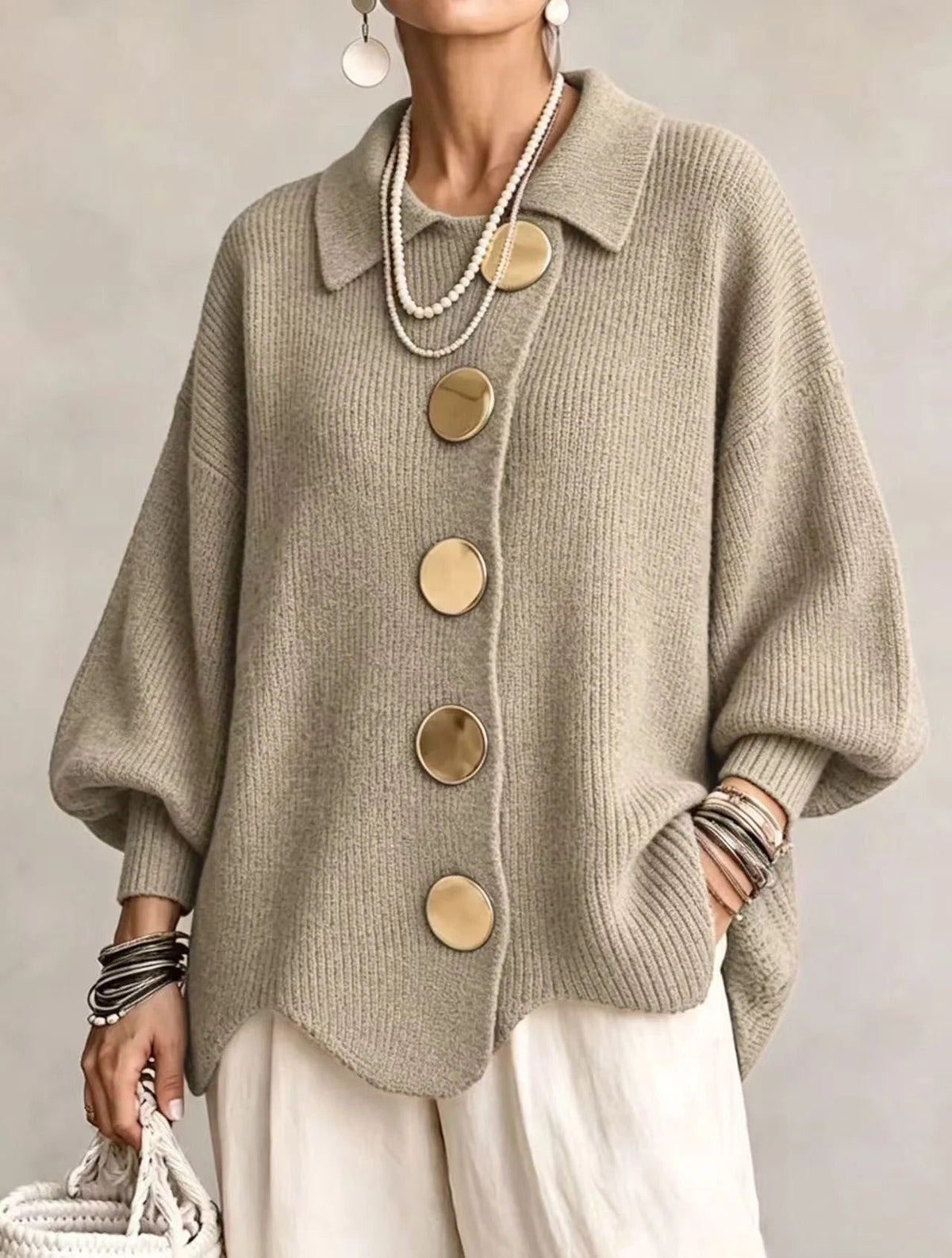 Cardigan oversize Danoir Paris Karina avec boutons et col, vue en gros plan sur le devant et la texture douce du tissu.