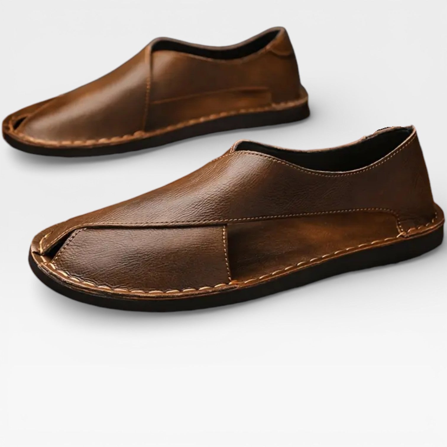 Sandales classiques en cuir pour hommes Danoir Paris, style décontracté élégant, avec semelles en cuir et design sobre.