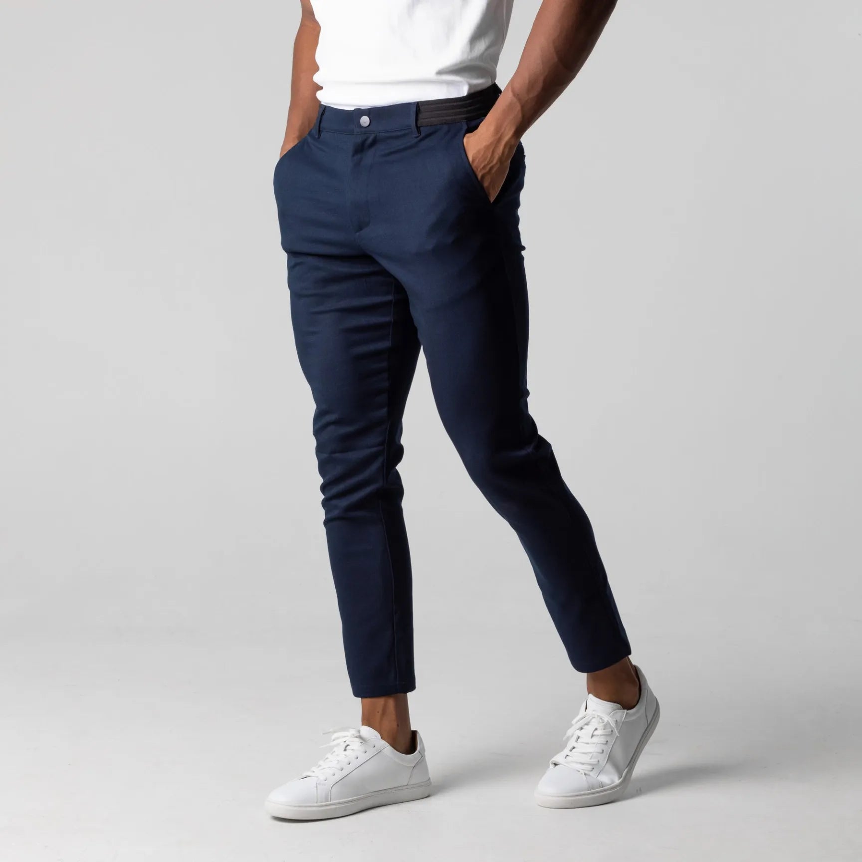 Pantalon chino Danoir Paris en coton extensible, coupe élégante et ajustée, couleur beige, visible en détail dans l'image.