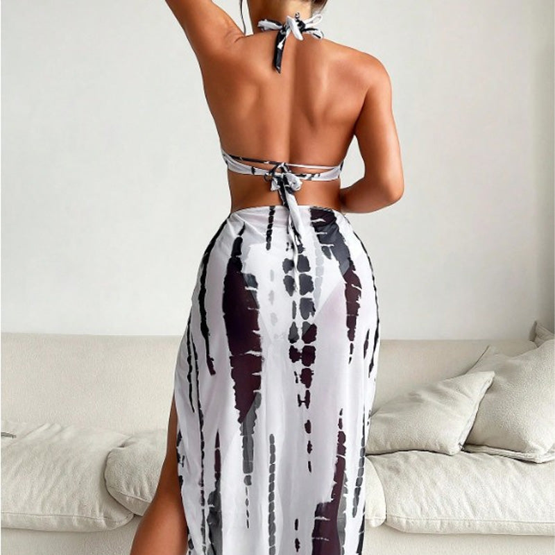 Maillot de bain et robe de plage Danoir Paris à encolure halter, décolleté découpé et motif tie-dye coloré