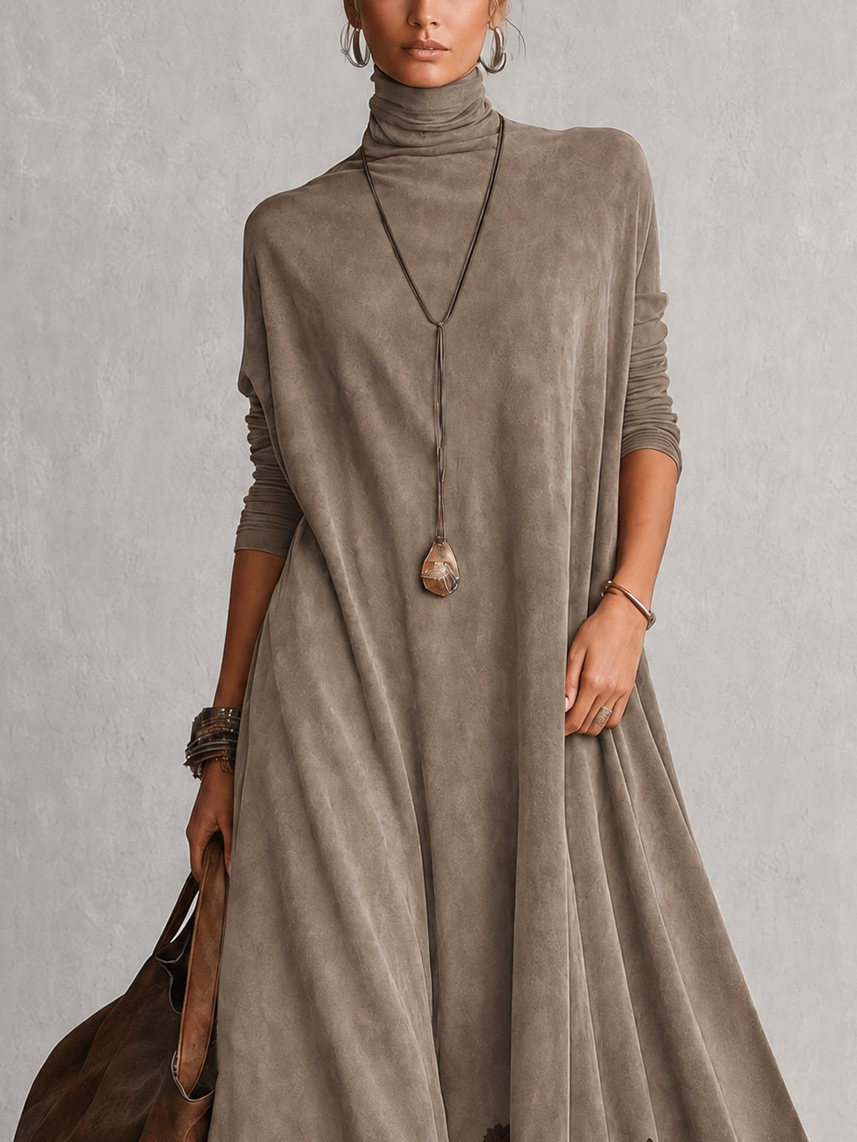 Robe maxi longue à manches longues en suédine marron vintage de Danoir Paris, silhouette élégante et tissu doux.