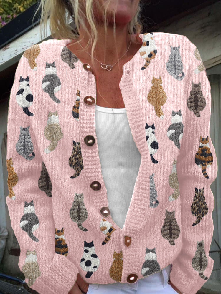 Cardigan Danoir Paris Charlotte™ avec motif chat douillet, en maille confortable, porté sur un fond neutre.